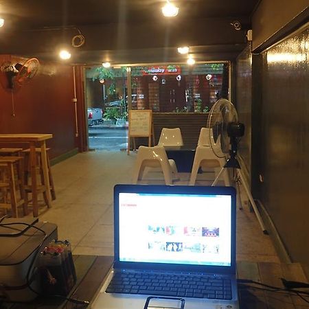 Wacky Fun Party Hostel Бангкок Экстерьер фото