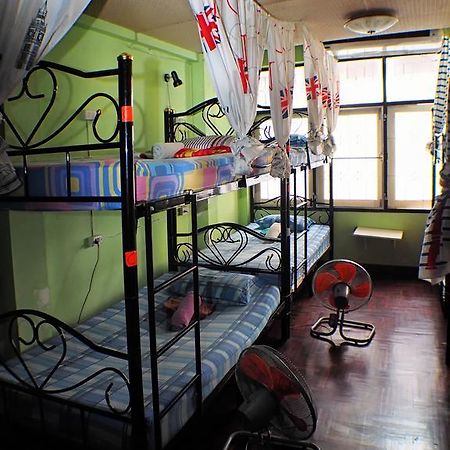 Wacky Fun Party Hostel Бангкок Экстерьер фото