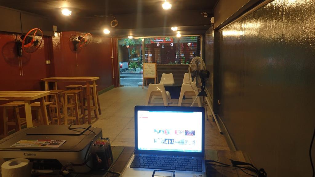 Wacky Fun Party Hostel Бангкок Экстерьер фото