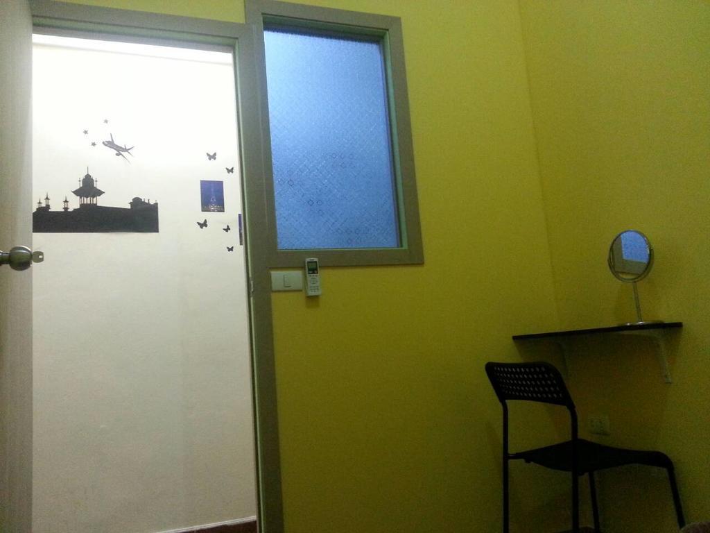 Wacky Fun Party Hostel Бангкок Номер фото