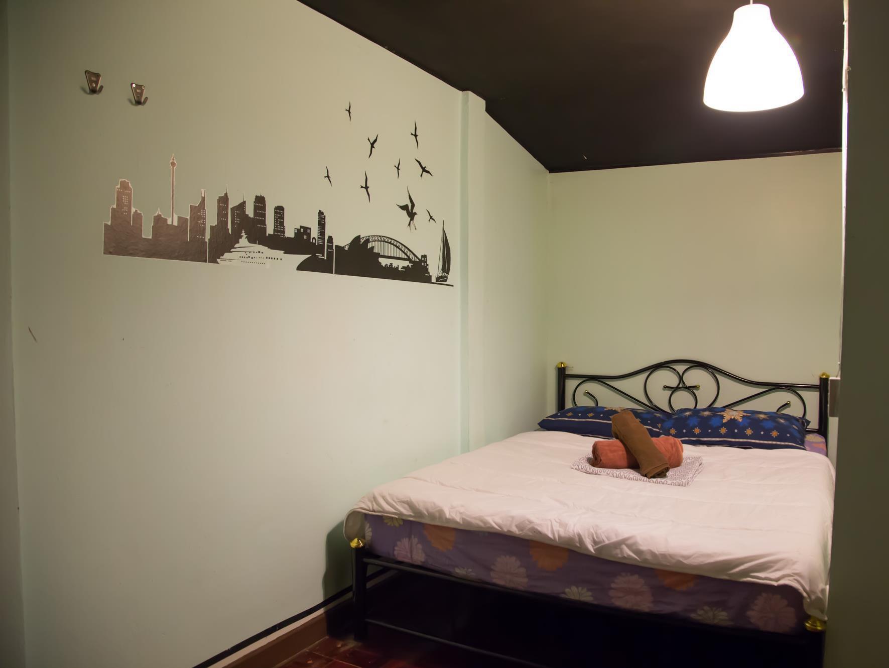 Wacky Fun Party Hostel Бангкок Экстерьер фото