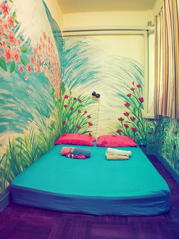 Wacky Fun Party Hostel Бангкок Экстерьер фото