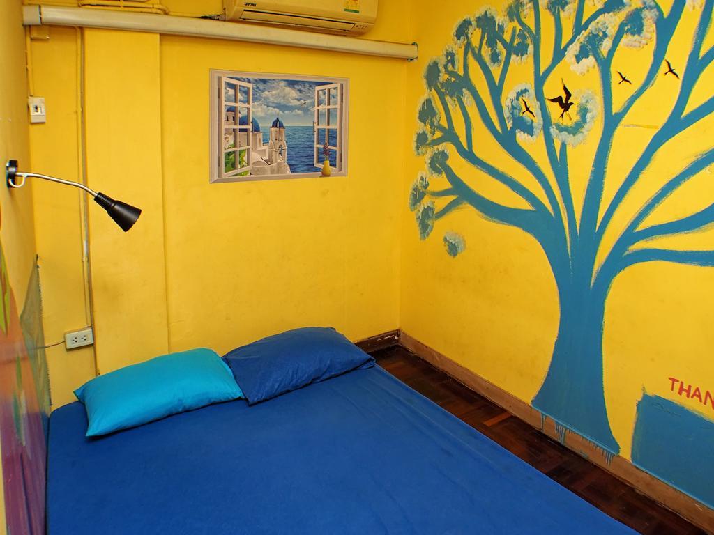 Wacky Fun Party Hostel Бангкок Экстерьер фото