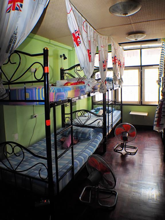 Wacky Fun Party Hostel Бангкок Экстерьер фото