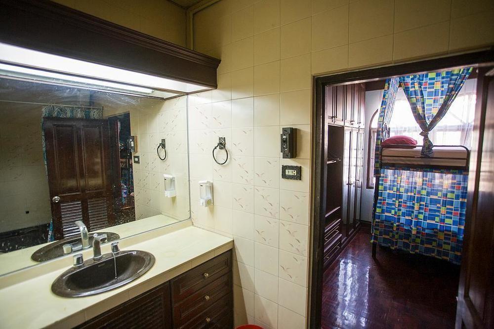 Wacky Fun Party Hostel Бангкок Экстерьер фото