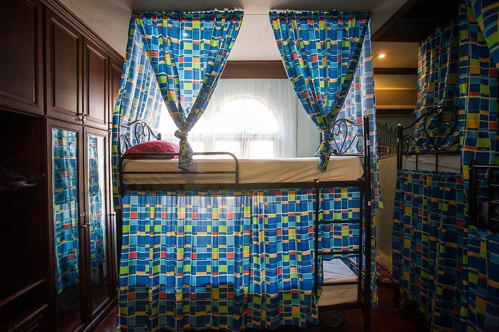 Wacky Fun Party Hostel Бангкок Экстерьер фото