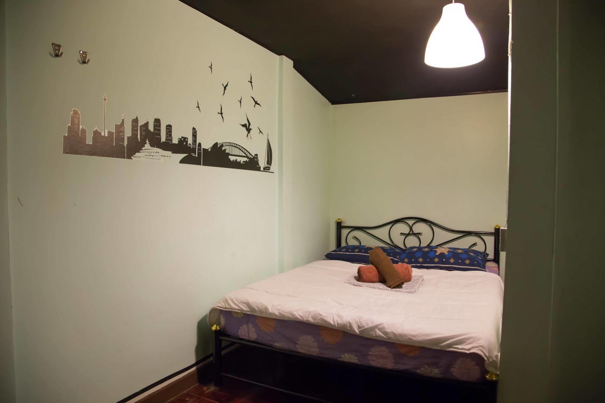 Wacky Fun Party Hostel Бангкок Экстерьер фото