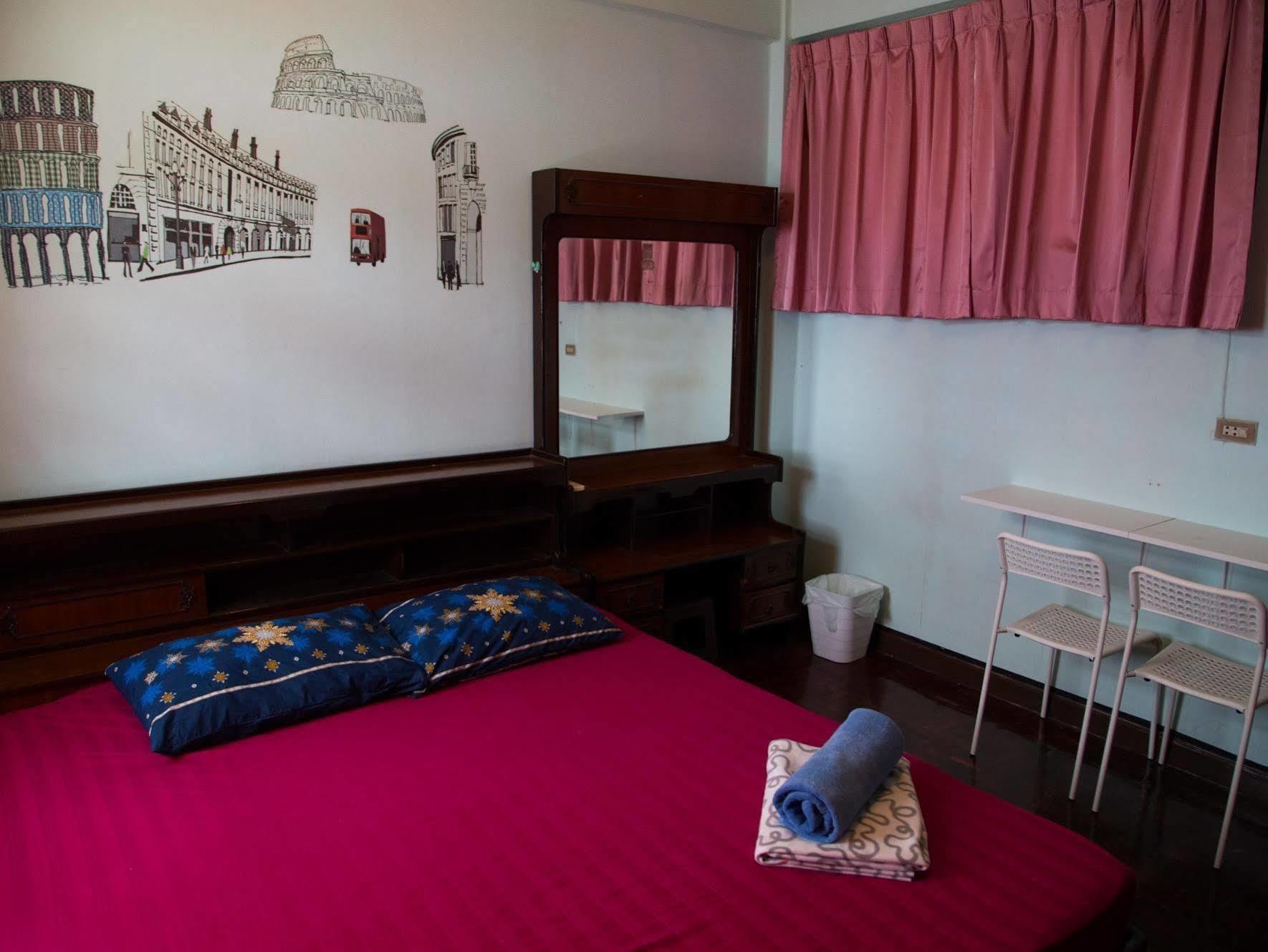 Wacky Fun Party Hostel Бангкок Экстерьер фото