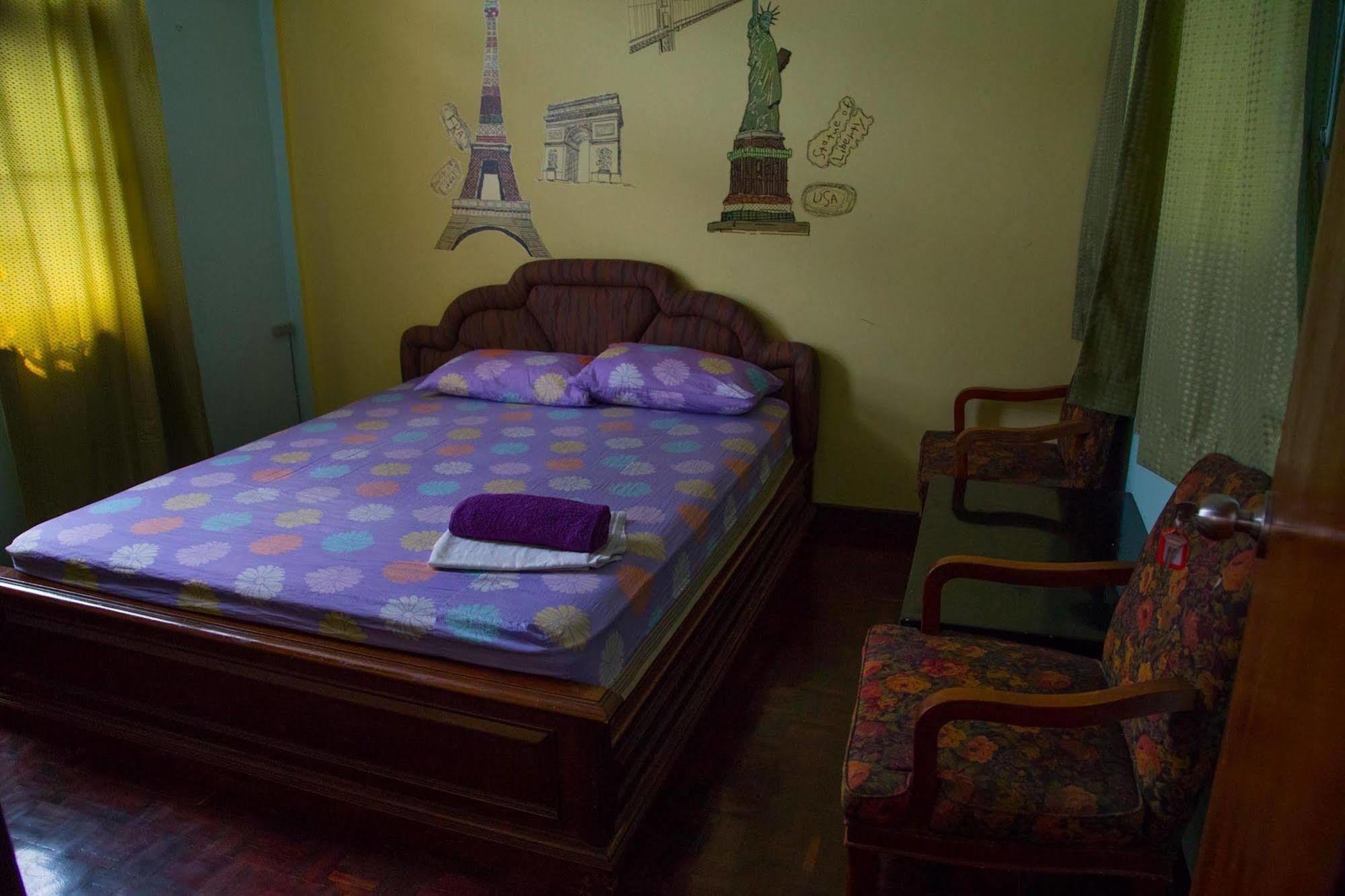 Wacky Fun Party Hostel Бангкок Экстерьер фото