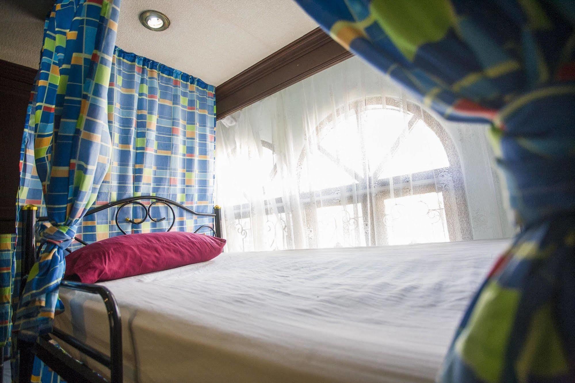 Wacky Fun Party Hostel Бангкок Экстерьер фото