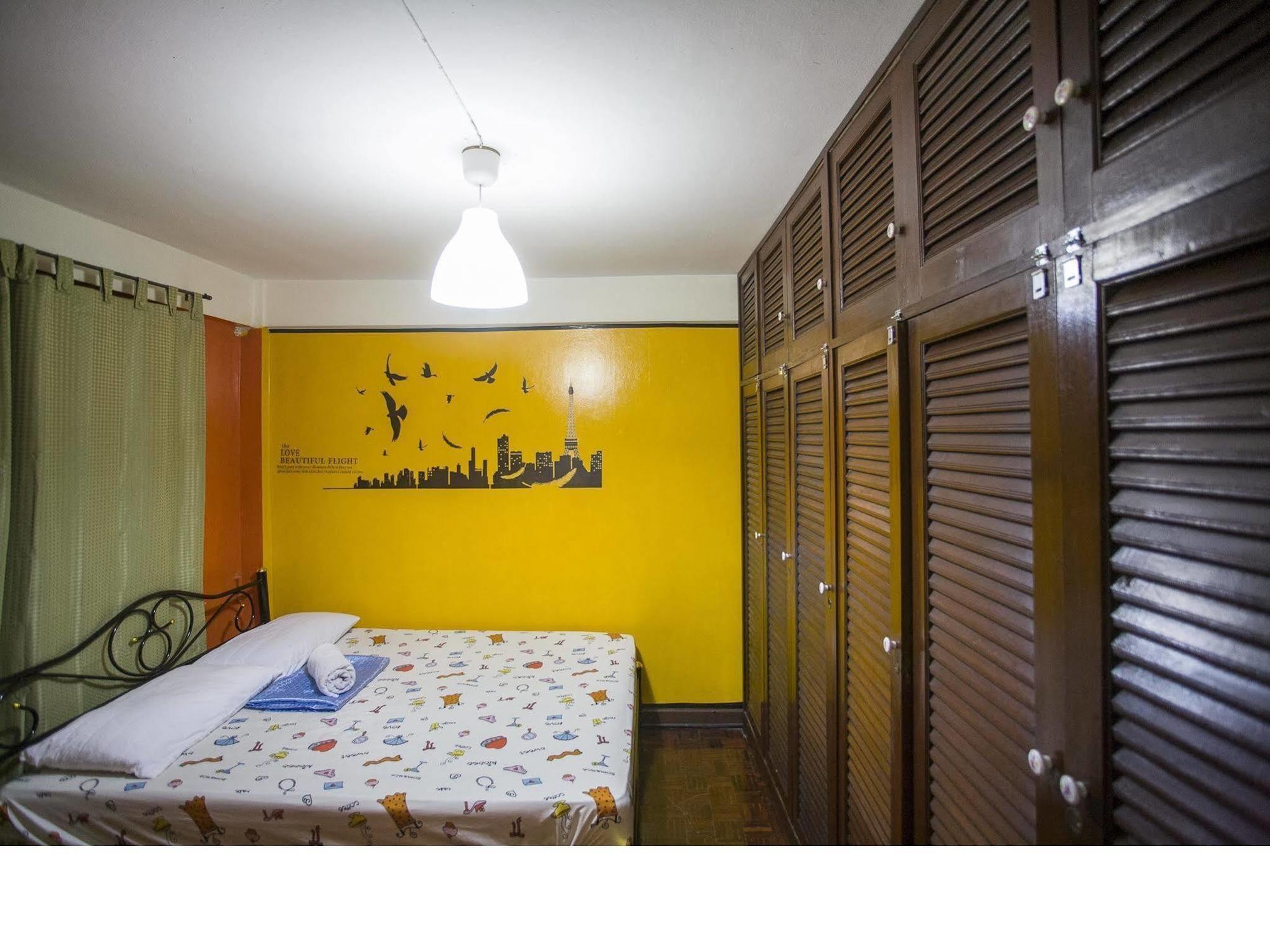 Wacky Fun Party Hostel Бангкок Экстерьер фото