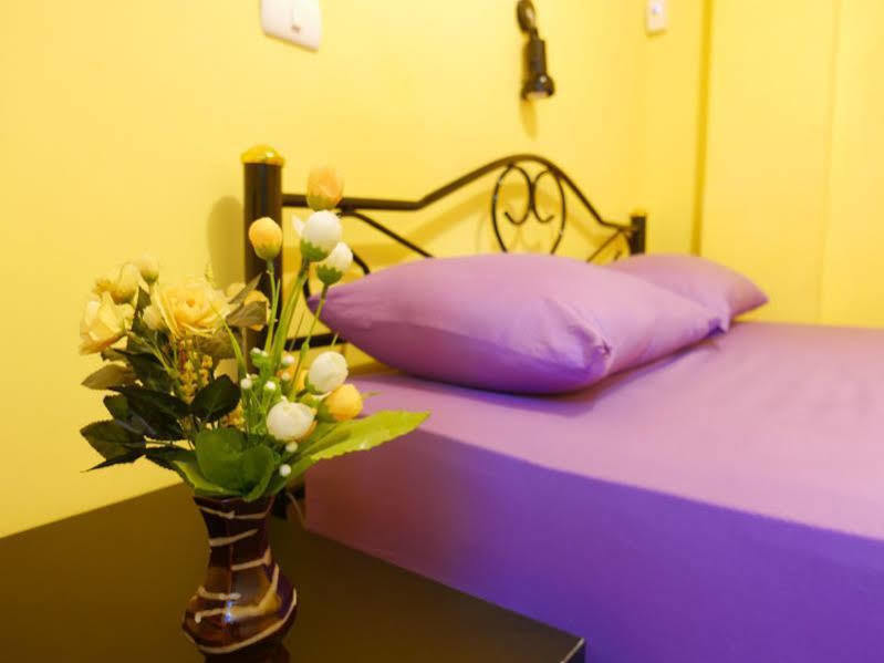 Wacky Fun Party Hostel Бангкок Экстерьер фото